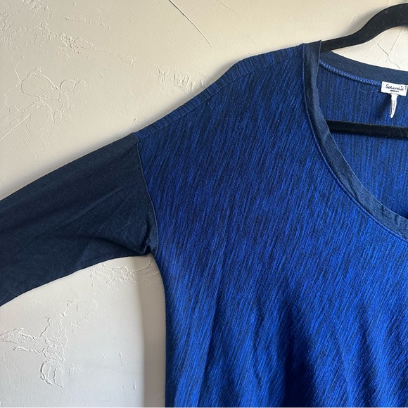 Splendid Blue V-Neck Oversized 3/4 Sleeve Top with Asymetrical Hem Size M - Picture 2 of 8